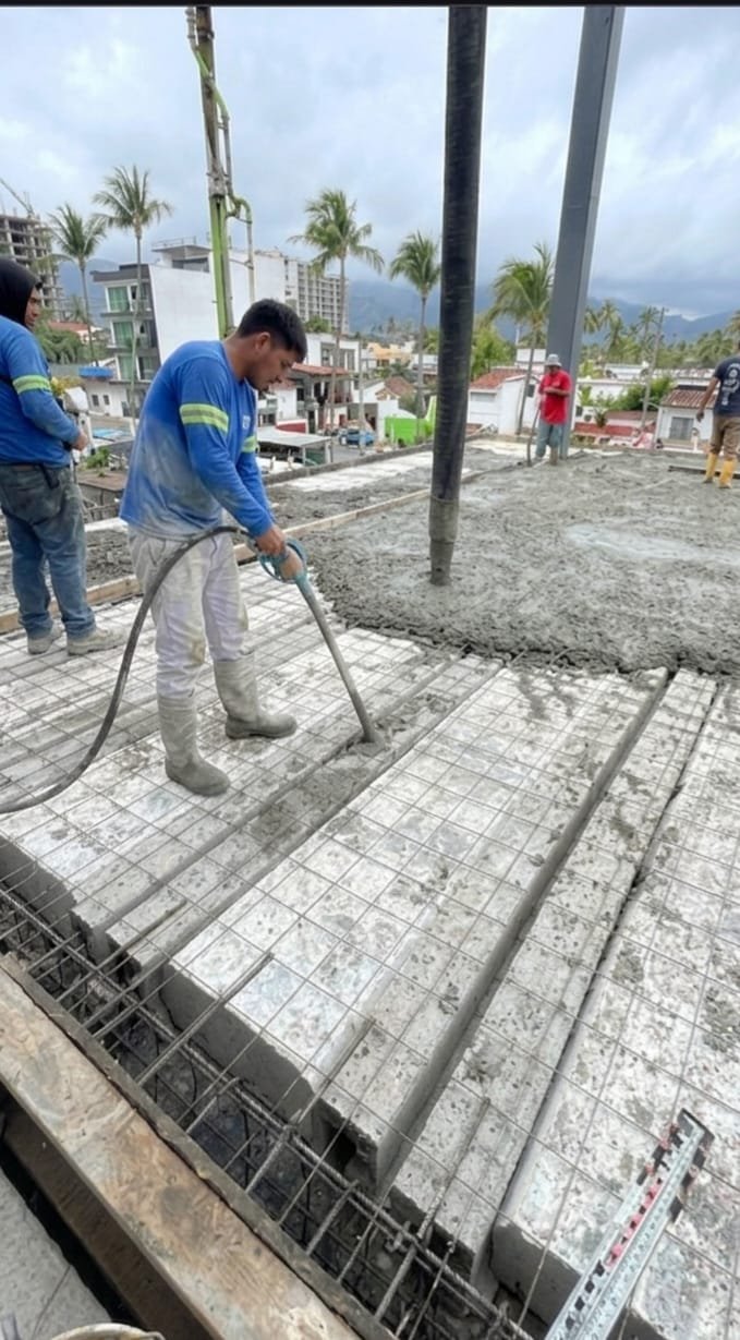 Vibrado del concreto en una losa de vigueta y bovedilla en Puerto Vallarta